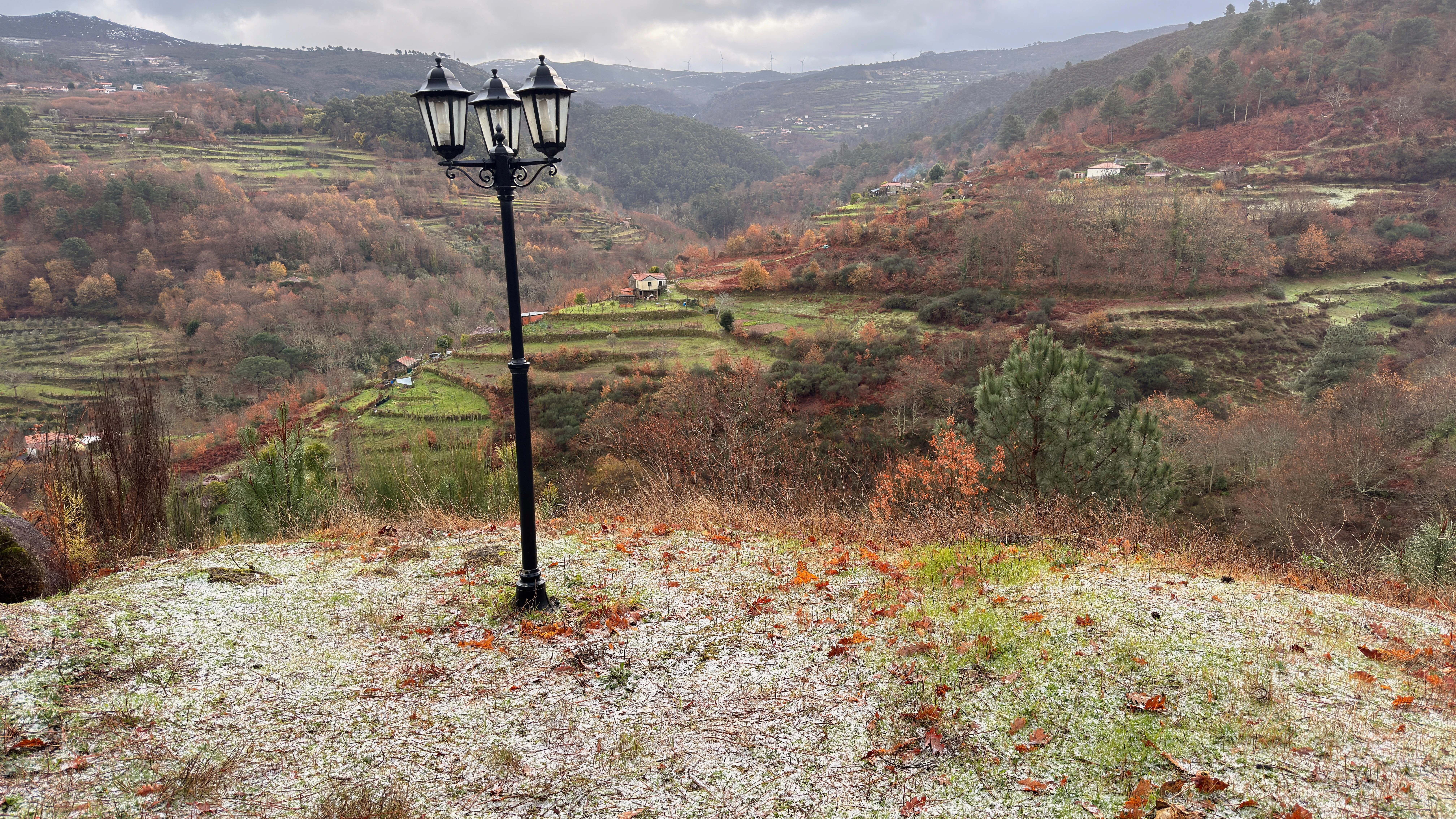Vista de inverno sobre o vale e as montanhas.